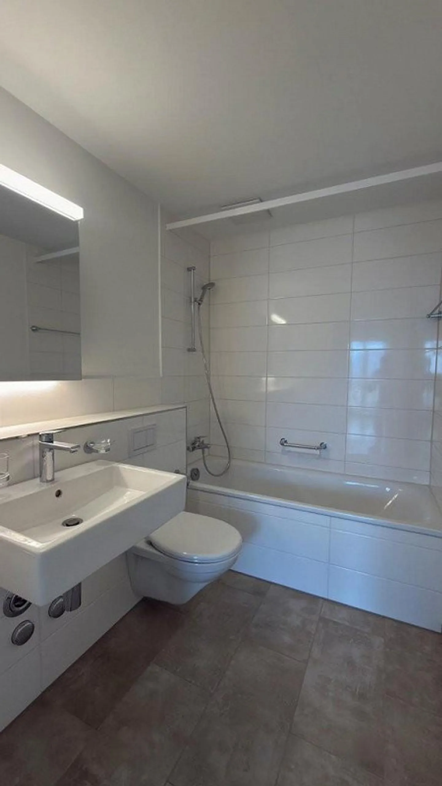 Spacious 4.5-room apartment with balcony in Pratteln - Photo 3 of 8