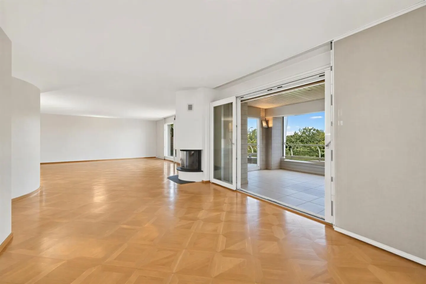 Spacious Semi-Detached Villa - Photo 4 of 14