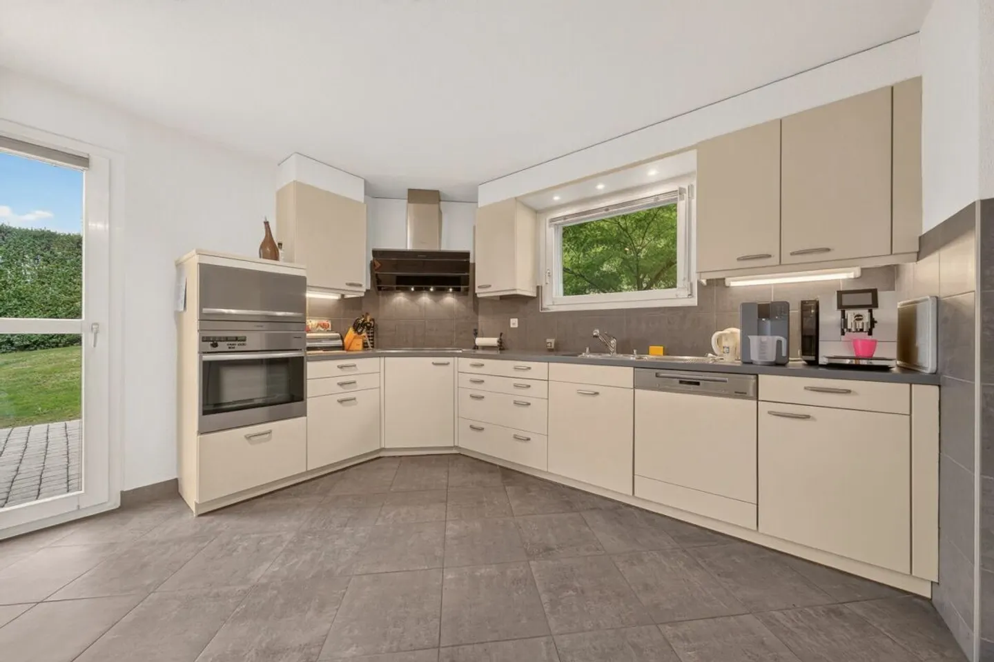 Spacious Semi-Detached Villa - Photo 5 of 14