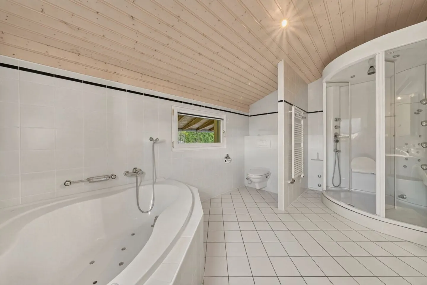 Spacious Semi-Detached Villa - Photo 8 of 14