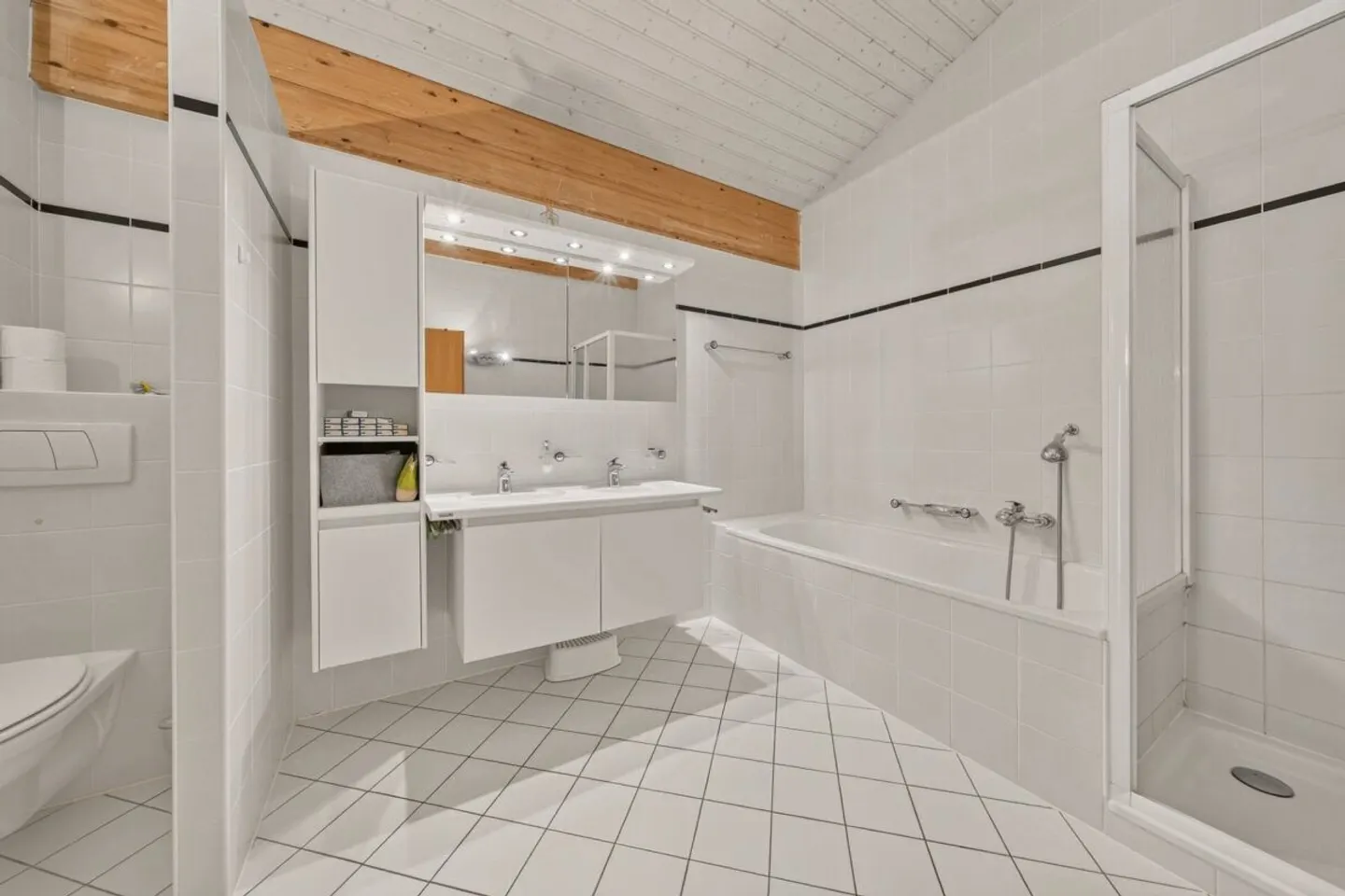 Spacious Semi-Detached Villa - Photo 11 of 14