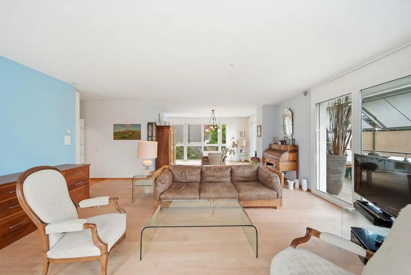 Living Comfort in an Attractive Location in Zurich - Photo 2 of 5