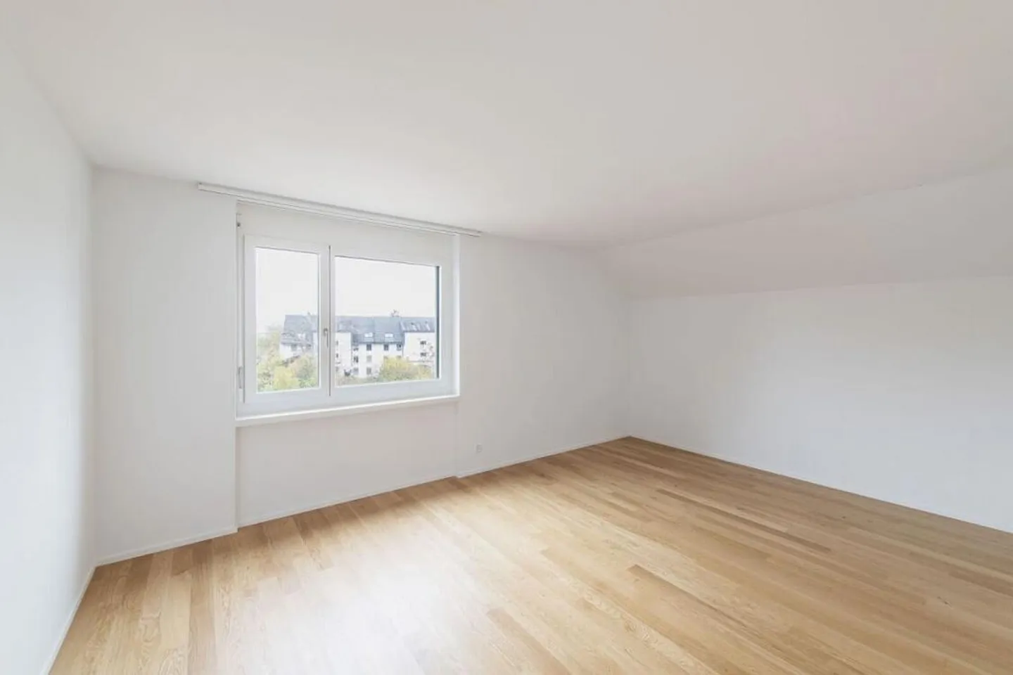 Grosszügige 4.5-Zimmer-Maisonettewohnung in Bassersdorf - Foto 4 von 8