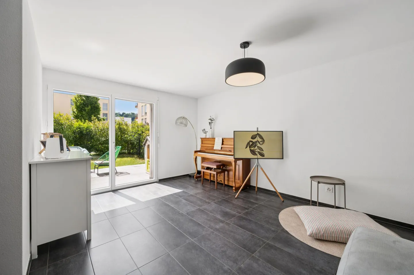 Modern 5.5-Room Mid-Terrace House Near the Lake - Your New Home in Sugiez - Photo 4 of 13