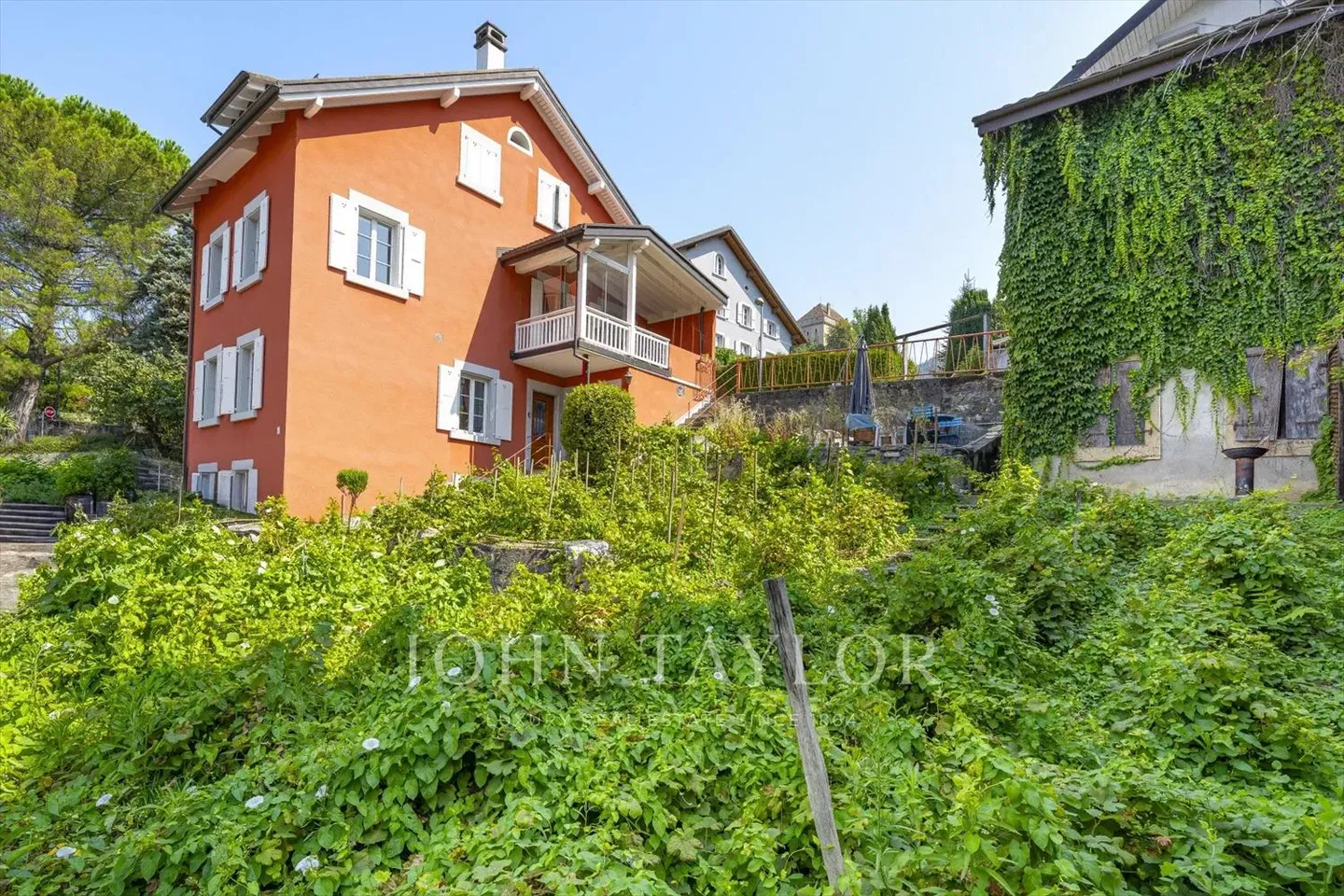 EXCLUSIVE! House with 3 Apartments - Photo 4 of 13
