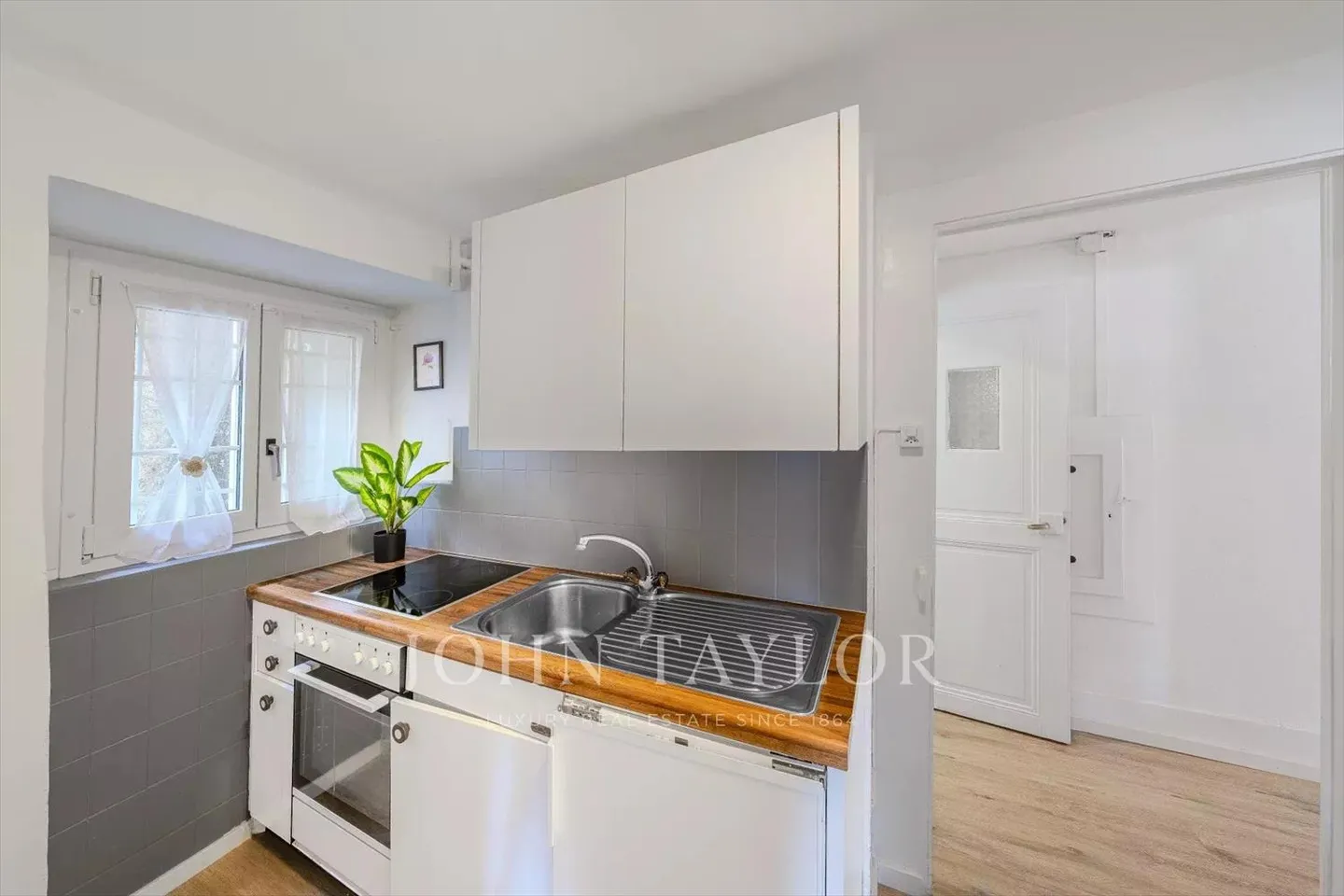 EXCLUSIVE! House with 3 Apartments - Photo 12 of 13
