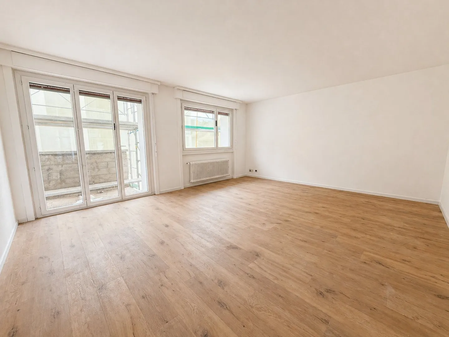 Fribourg: Renovated 3.5 room apartment of 88 m² with two balconies - Photo 4 of 11