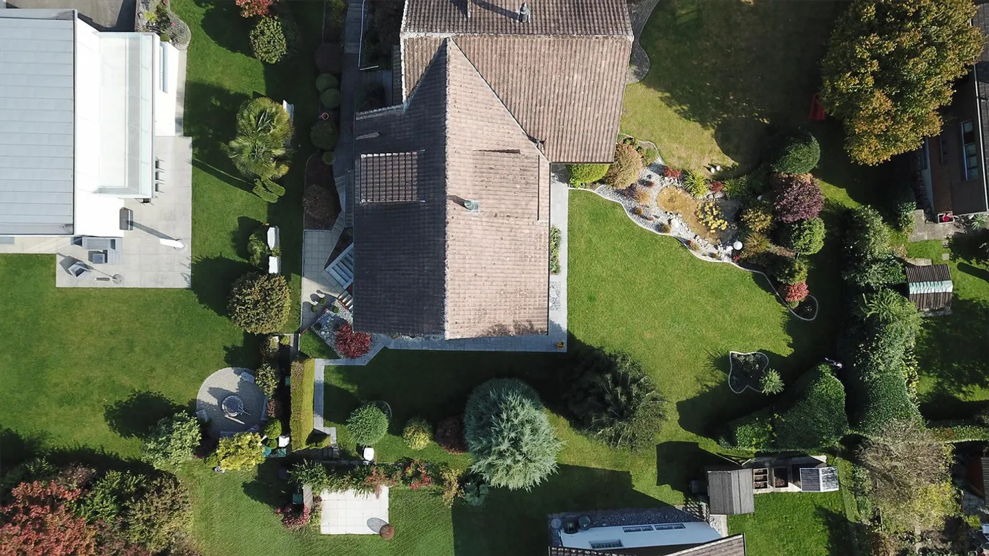 Casa unifamiliare ben tenuta con giardino da sogno in una tranquilla strada senza uscita - Foto 3 di 13