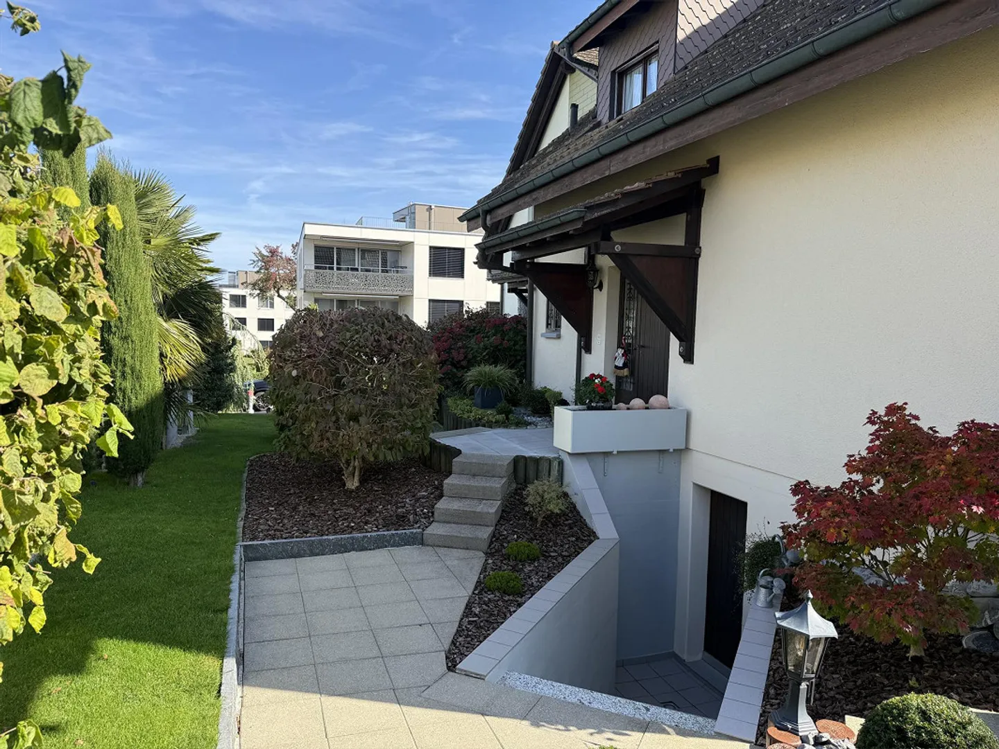 Casa unifamiliare ben tenuta con giardino da sogno in una tranquilla strada senza uscita - Foto 4 di 13
