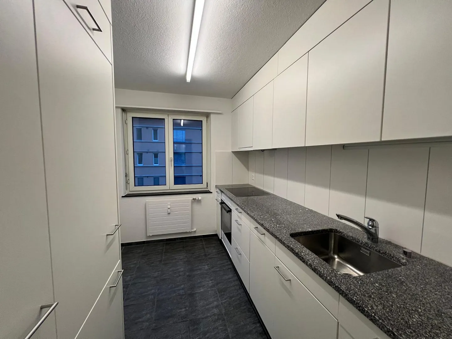 Central located apartment seeks new tenant - Photo 2 of 9