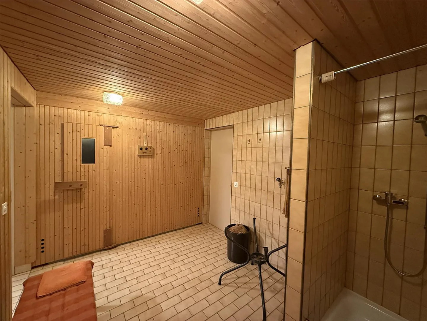 Casa unifamiliare ben tenuta con giardino da sogno in una tranquilla strada senza uscita - Foto 12 di 13