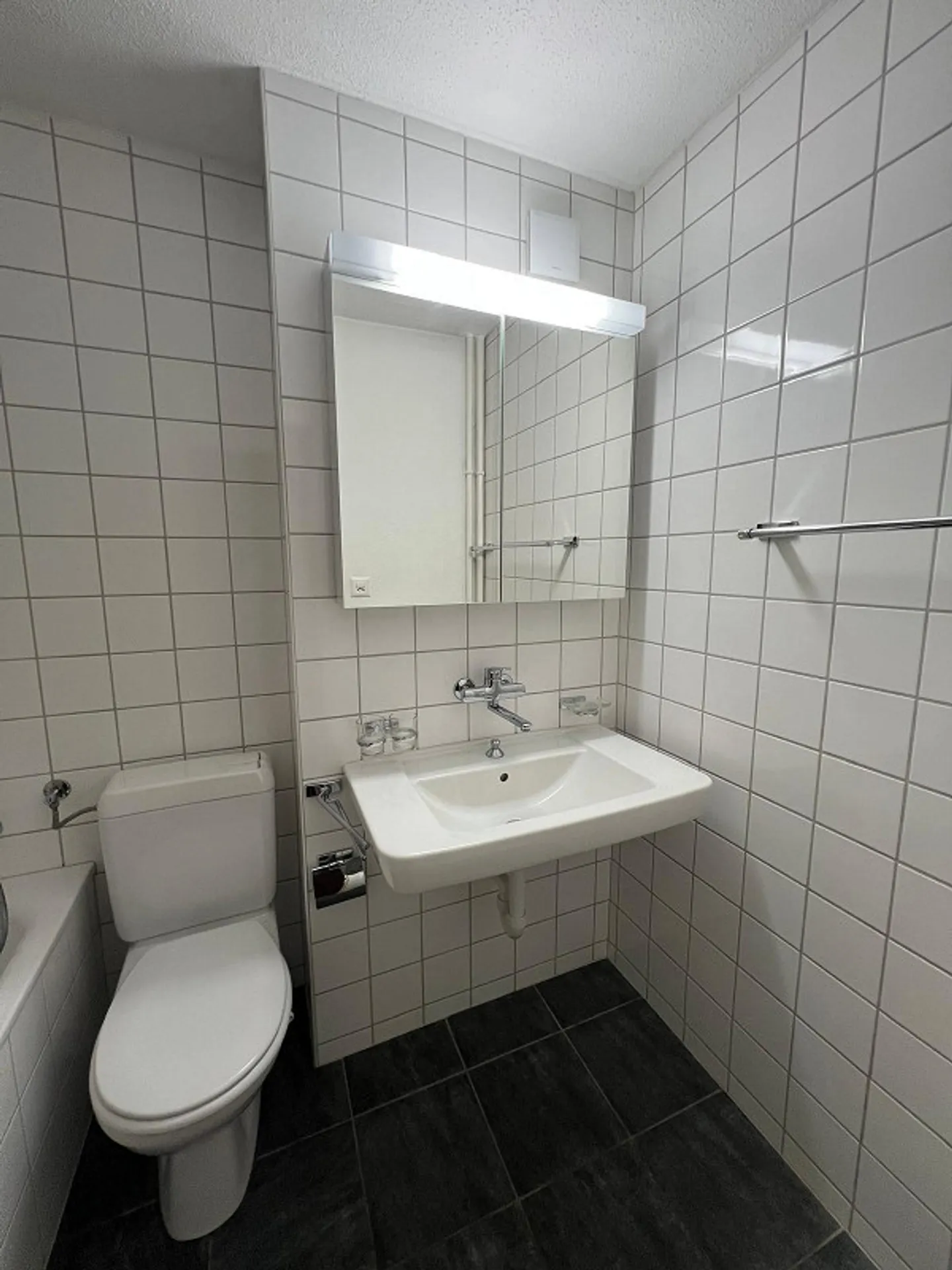 Central located apartment seeks new tenant - Photo 3 of 9