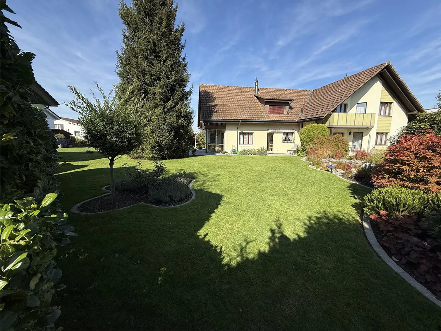 Casa unifamiliare ben tenuta con giardino da sogno in una tranquilla strada senza uscita - Foto 7 di 13
