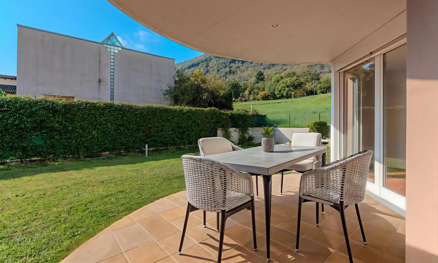 Large single-family villa with 6.5 rooms and garden in Bedano - Photo 3 of 13