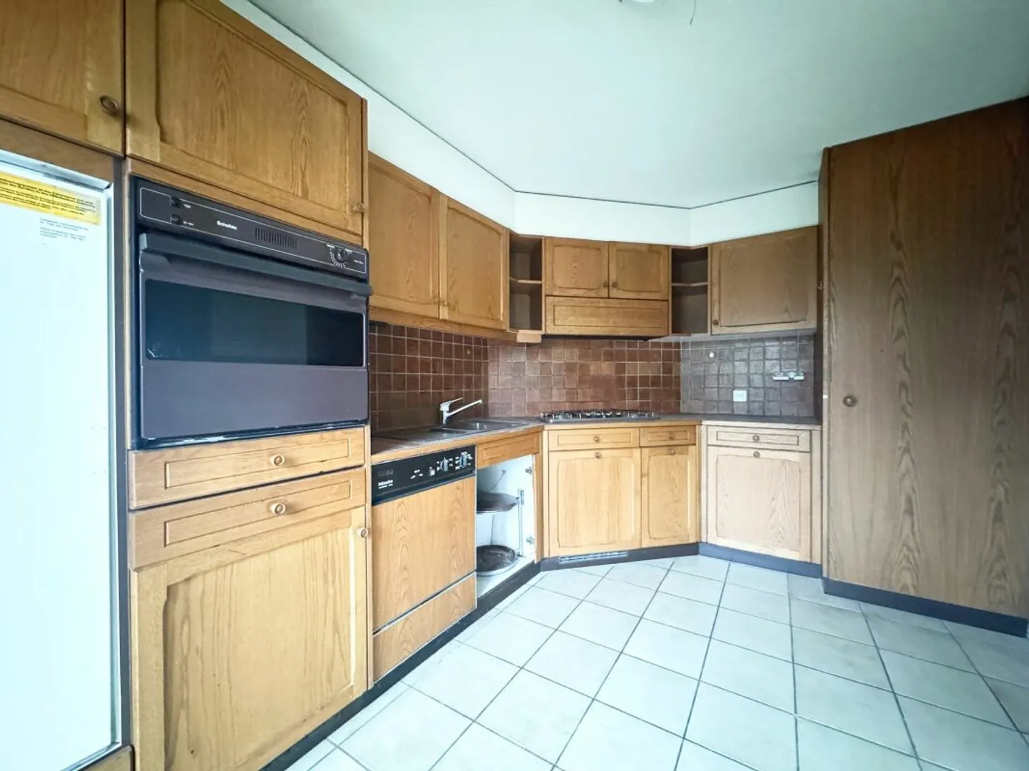 Three-storey apartment of 180 m2 for renovation in Nyon - Photo 4 of 14