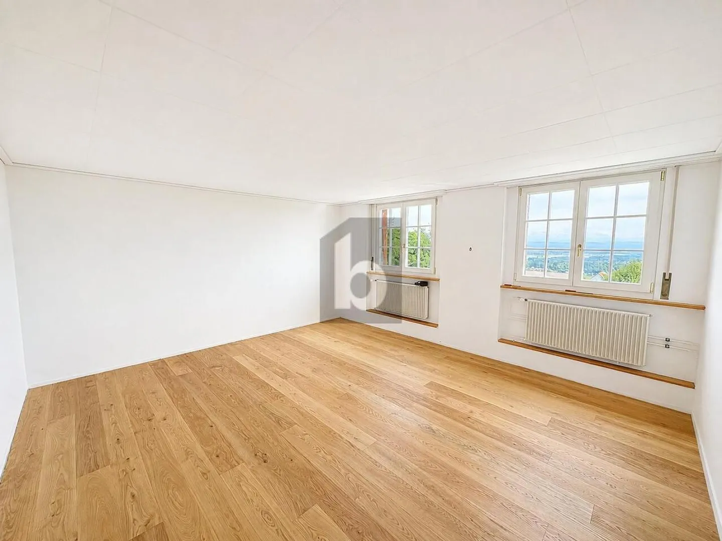 GREEN OASIS WITH PANORAMIC VIEW - FRESHLY RENOVATED - Photo 4 of 6
