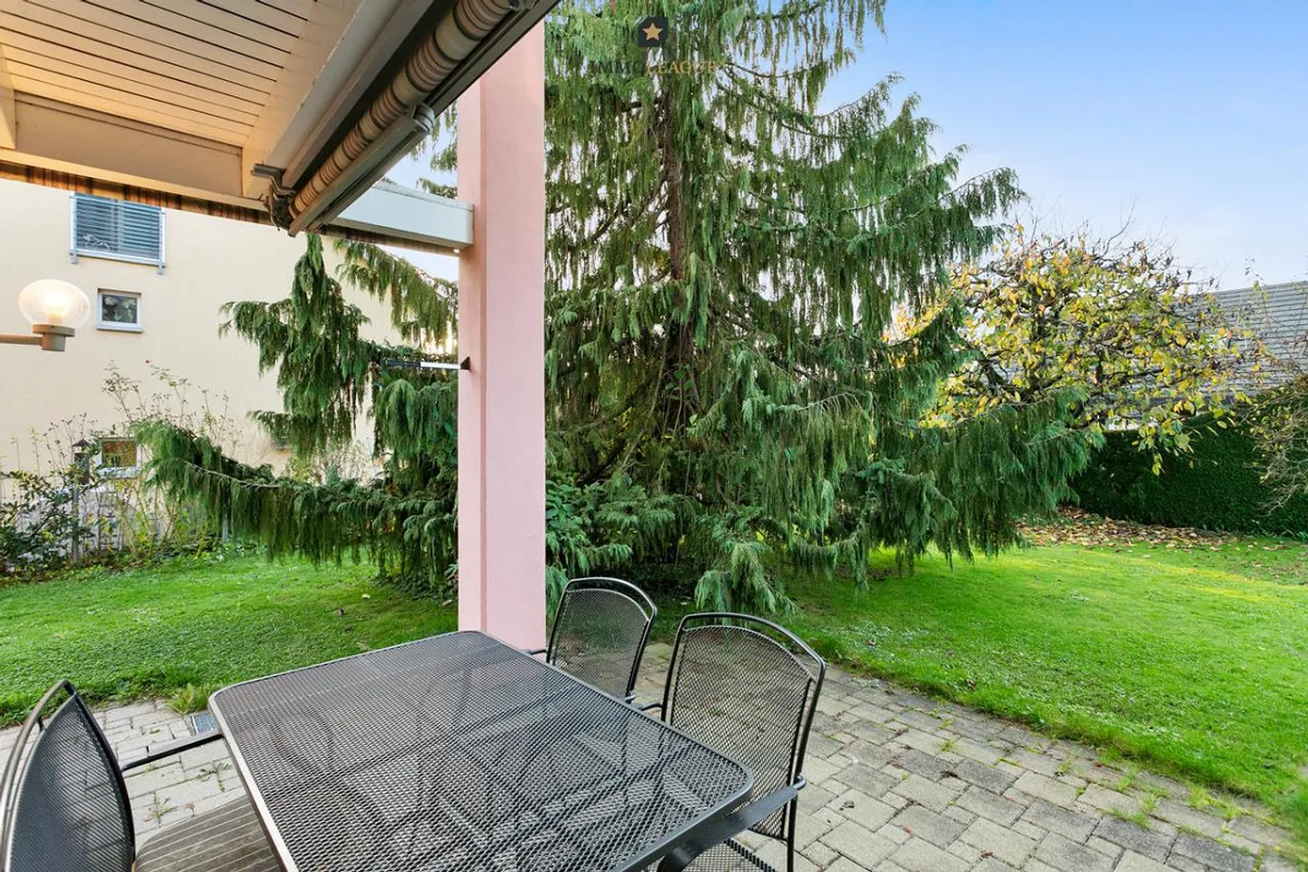 Spaziosa casa da sogno con idillio giardino in posizione desiderabile. - Foto 3 di 10