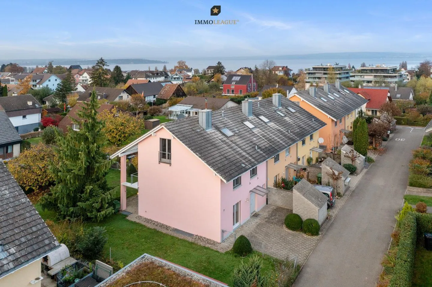 Spaziosa casa da sogno con idillio giardino in posizione desiderabile. - Foto 1 di 10