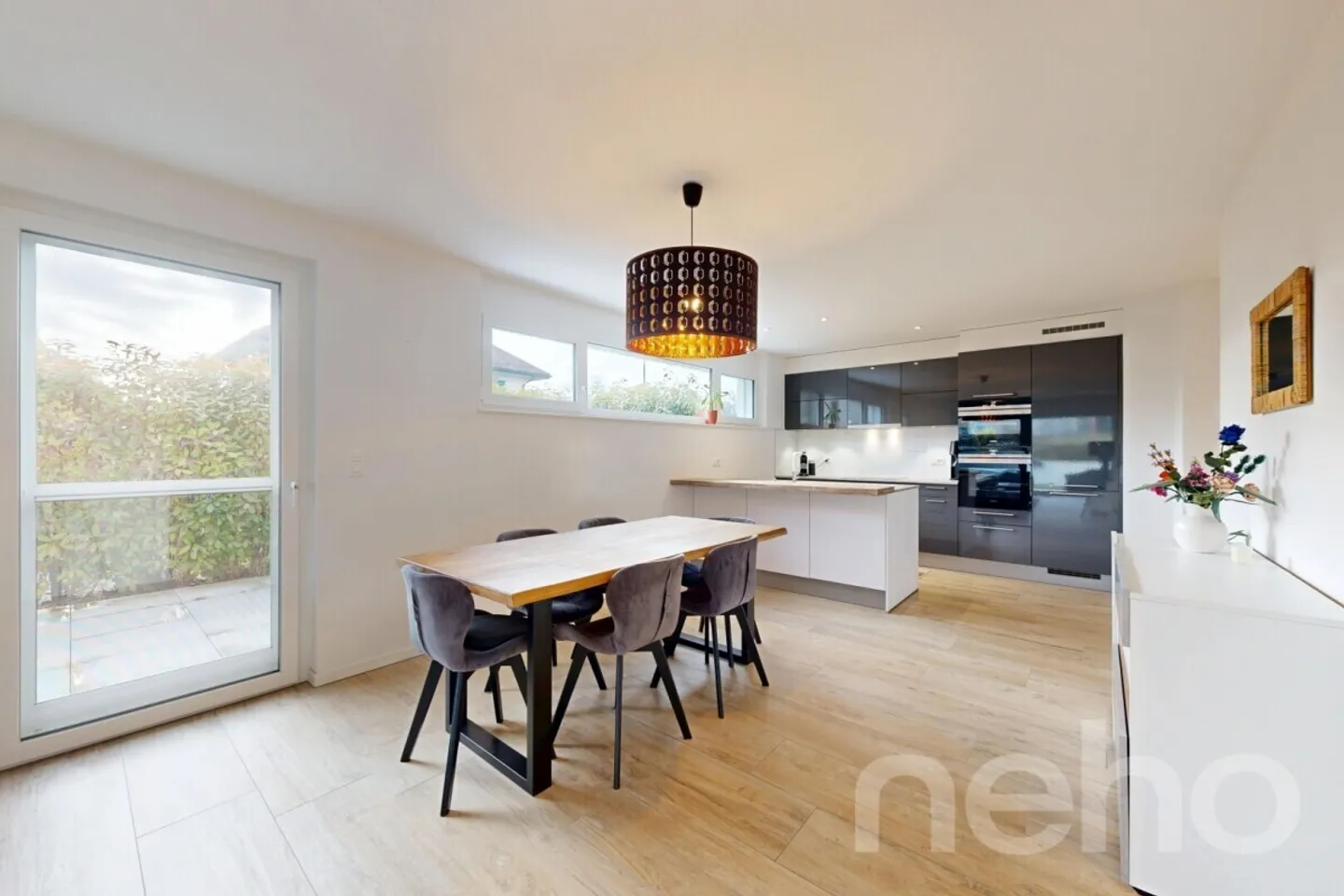 4,5 Zimmer Wohnung, lichtdurchflutet mit Garten, im Herzen des Dorfes - Foto 2 von 12