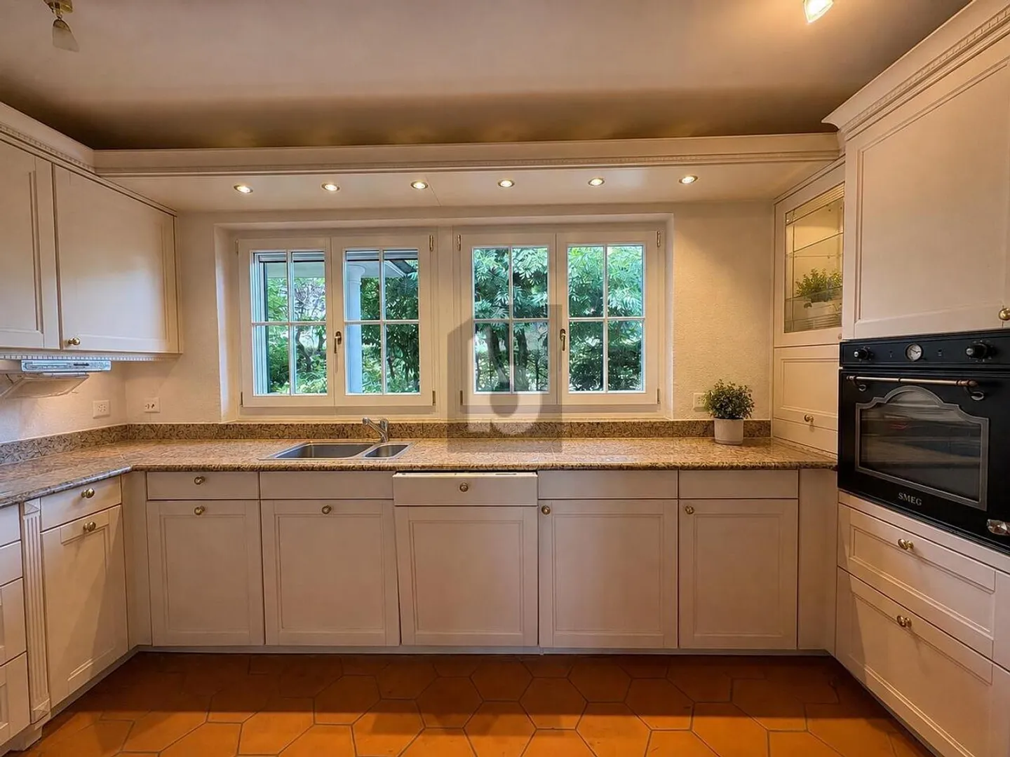 GREEN OASIS WITH PANORAMIC VIEW - FRESHLY RENOVATED - Photo 5 of 6