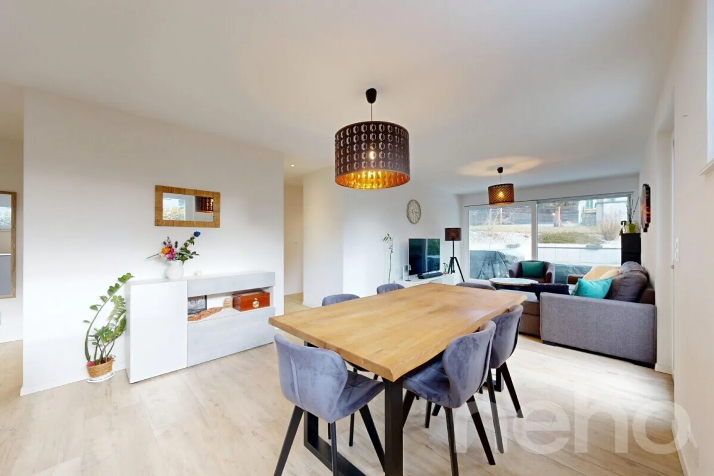 4,5 Zimmer Wohnung, lichtdurchflutet mit Garten, im Herzen des Dorfes - Foto 1 von 12