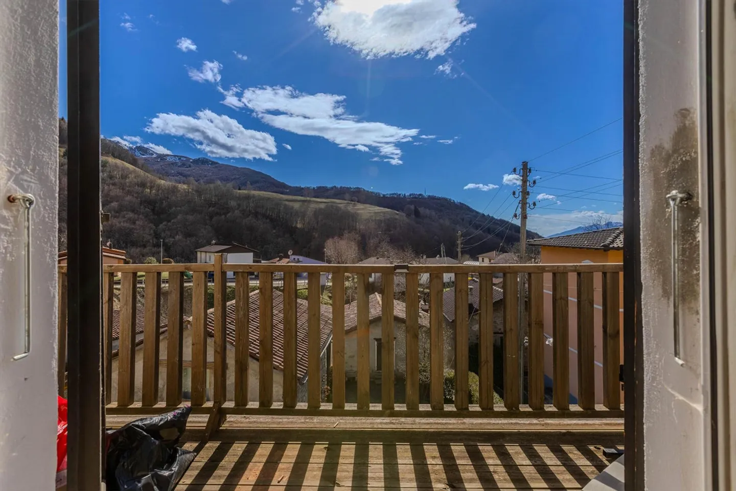 GERÄUMIGES HAUS MIT 9 ZIMMERN UND DREI EINKOMMENS-EINHEITEN IN LUGANO BOGNO - Foto 6 von 9