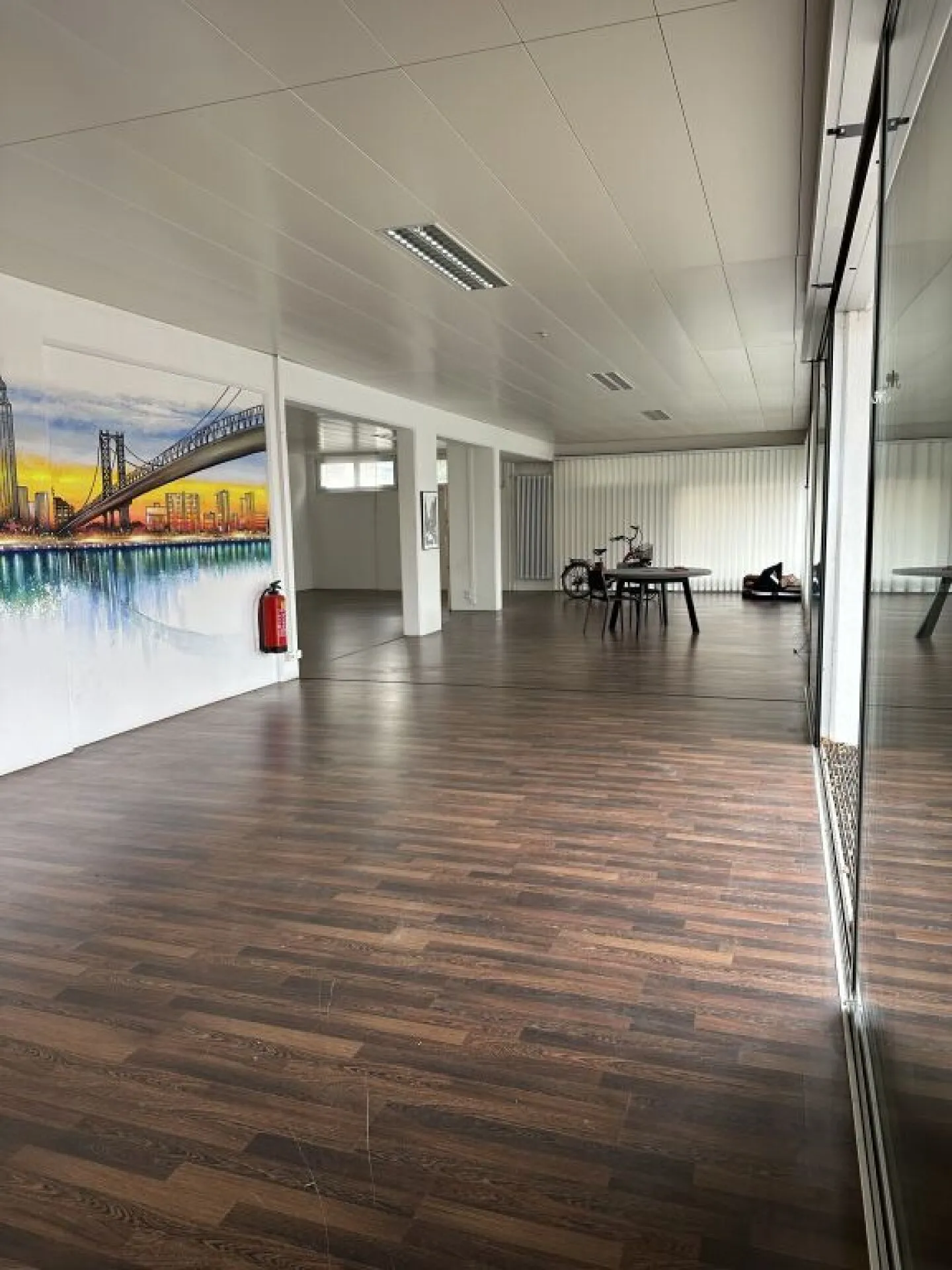 Spazio commerciale di alta qualità con molta luce e area di presentazione ideale - Foto 1 di 8