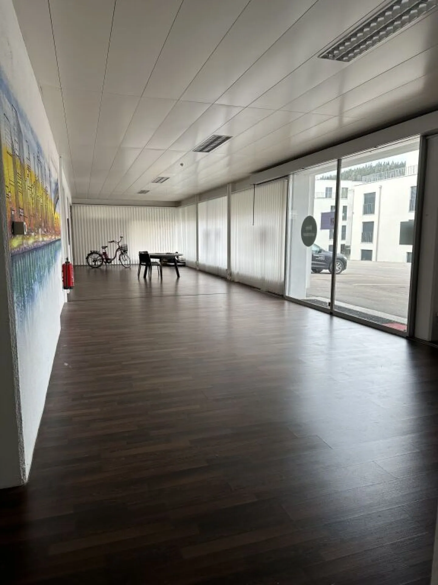 Spazio commerciale di alta qualità con molta luce e area di presentazione ideale - Foto 2 di 8