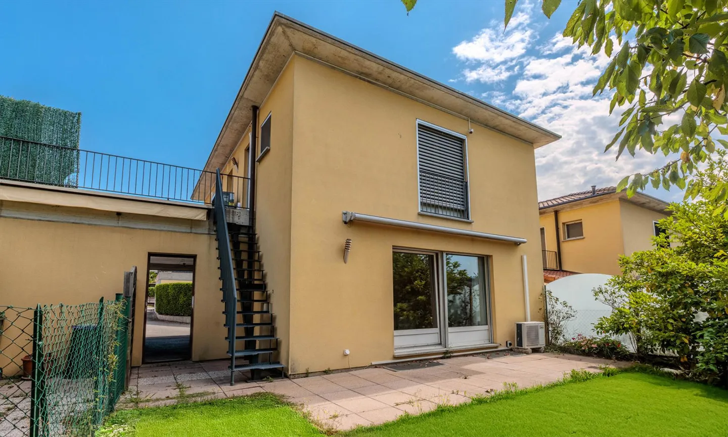 Maison individuelle lumineuse 5.5 avec grand jardin privé à Bioggio - Photo 2 sur 12