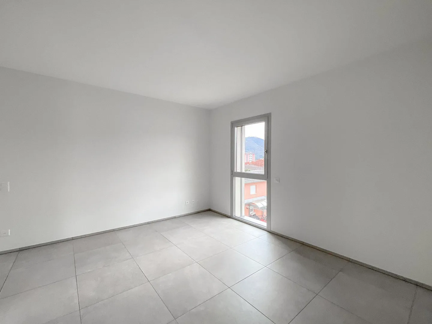 Moderne 2,5 Zimmer mit Terrasse in Vacallo - Foto 3 von 8