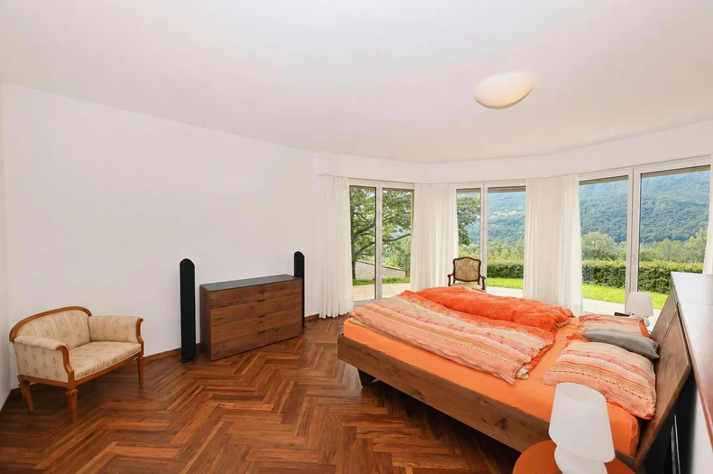 Elegant Villa with Indoor Pool and Large Plot in Vezia - Photo 14 of 28