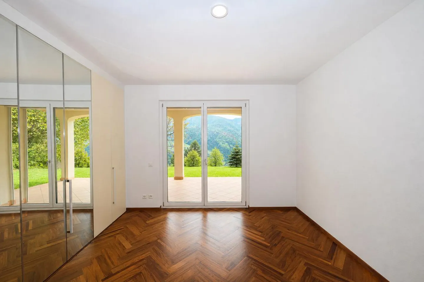 Elegant Villa with Indoor Pool and Large Plot in Vezia - Photo 17 of 28