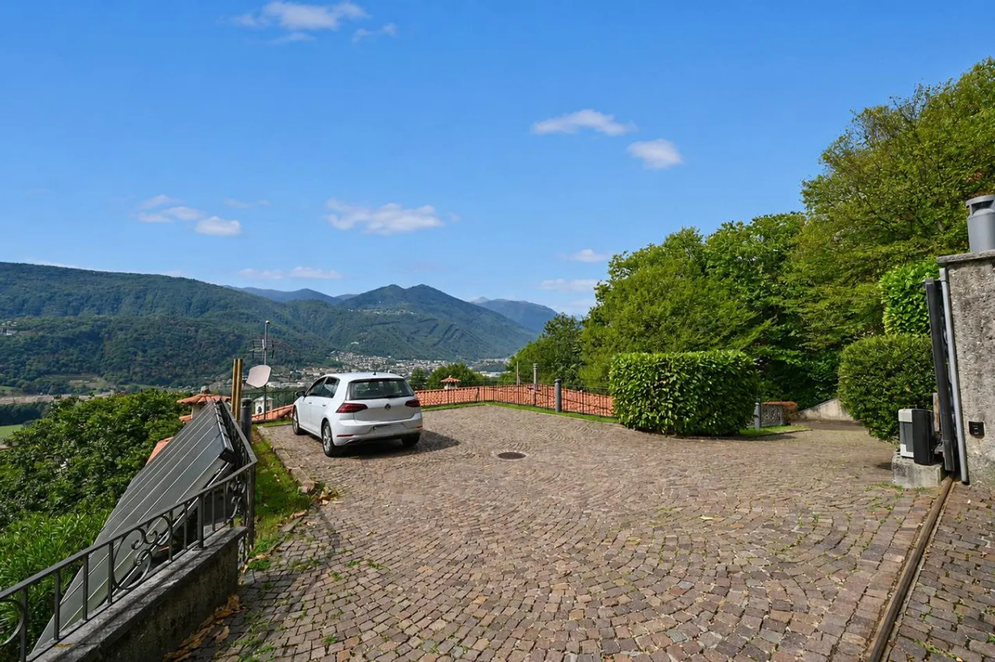 Elegant Villa with Indoor Pool and Large Plot in Vezia - Photo 28 of 28