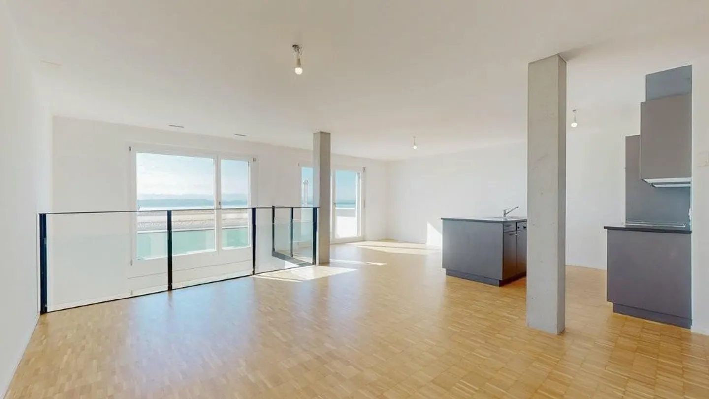 Spazioso loft duplex con balcone. - Foto 3 di 9