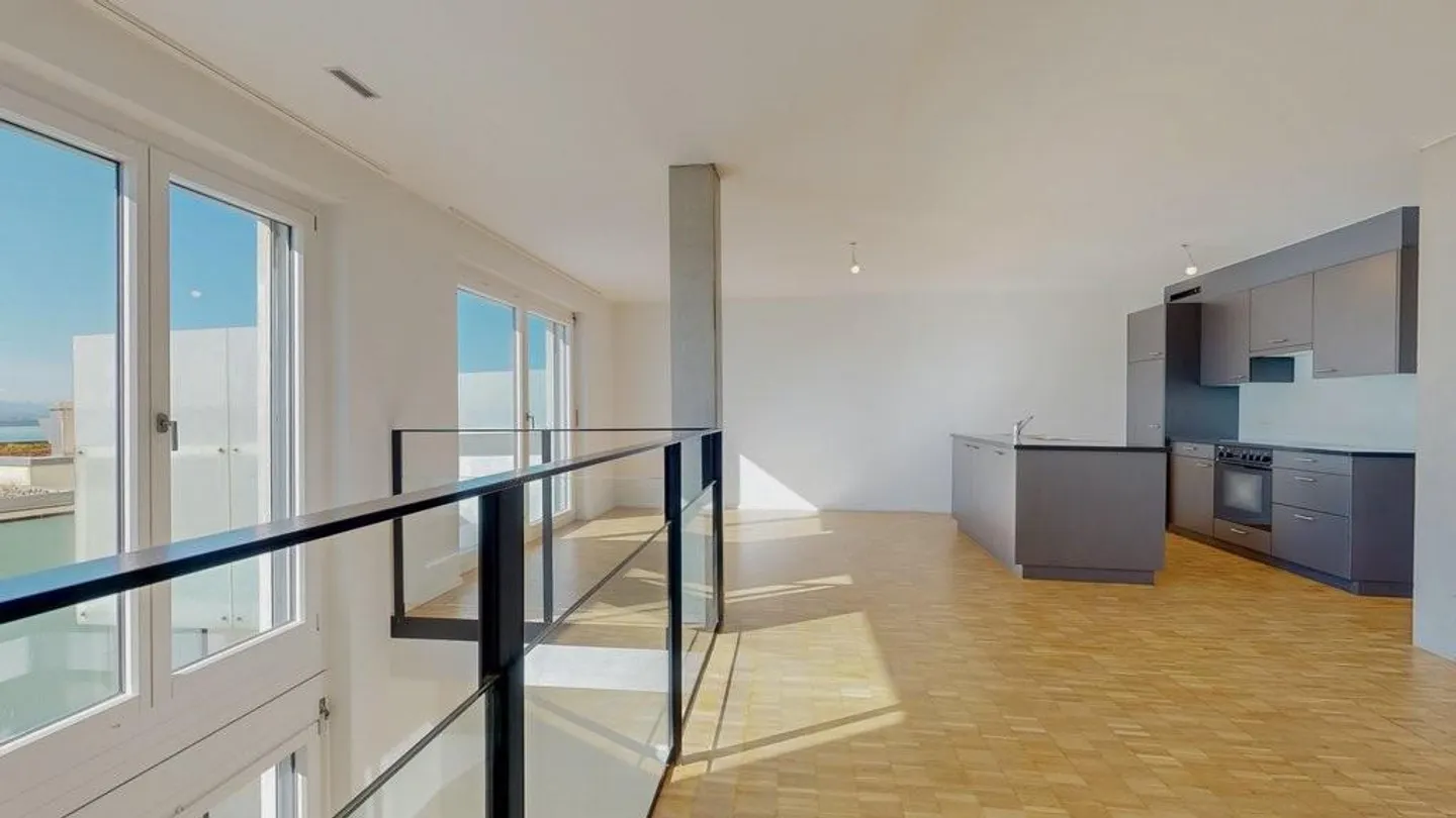 Spazioso loft duplex con balcone. - Foto 4 di 9
