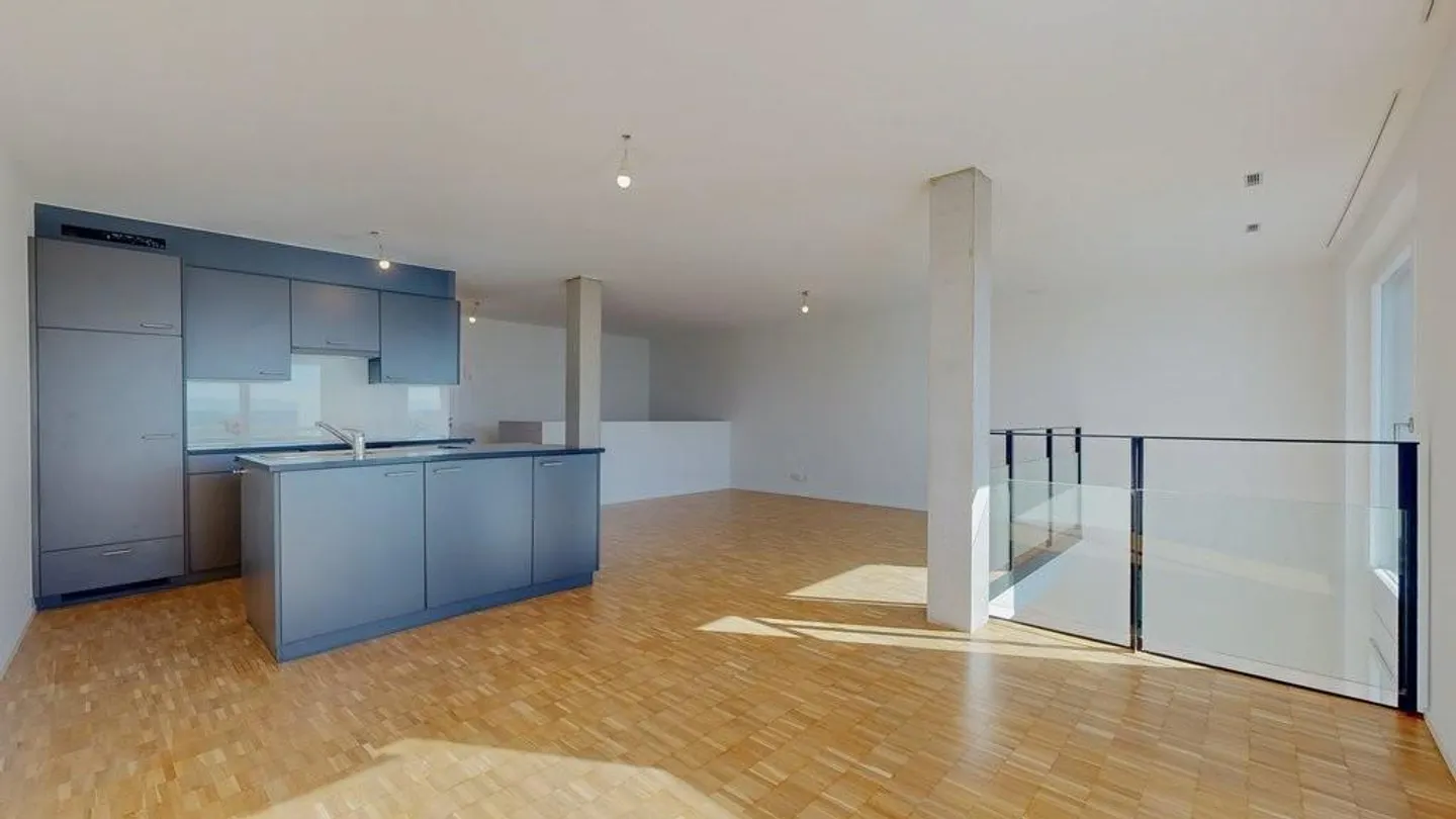 Spazioso loft duplex con balcone. - Foto 5 di 9