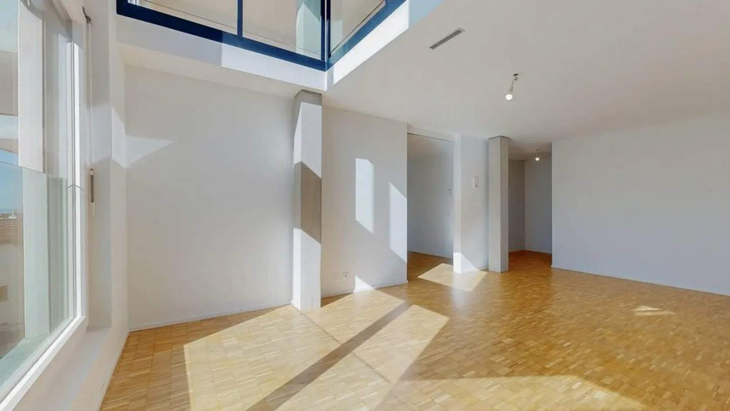 Spazioso loft duplex con balcone. - Foto 6 di 9