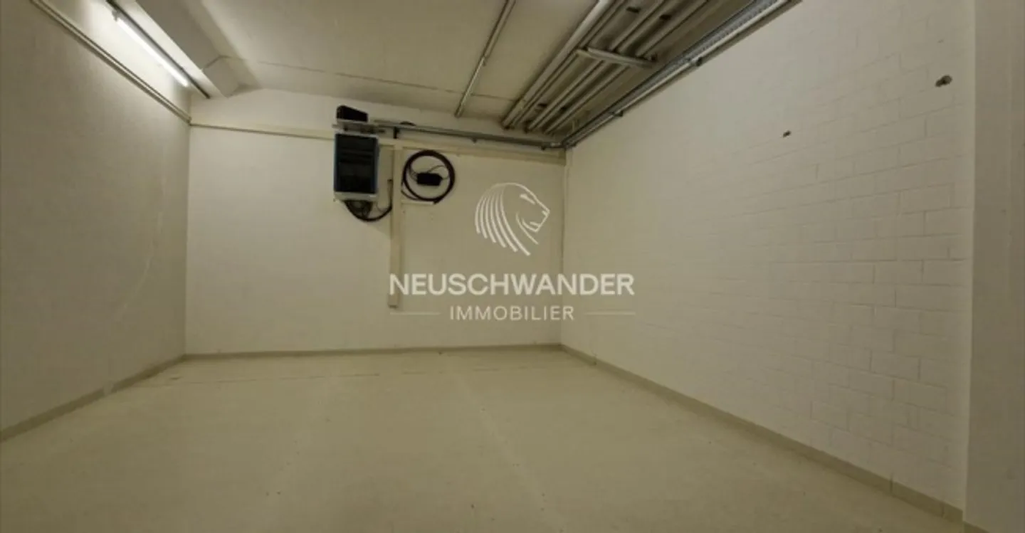 Mixed-use building for rent - Photo 1 of 8