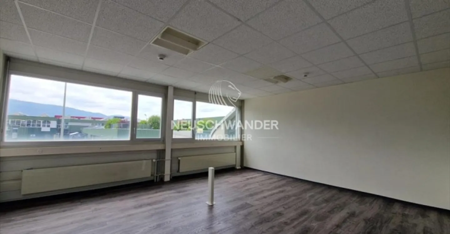 Mixed-use building for rent - Photo 6 of 8