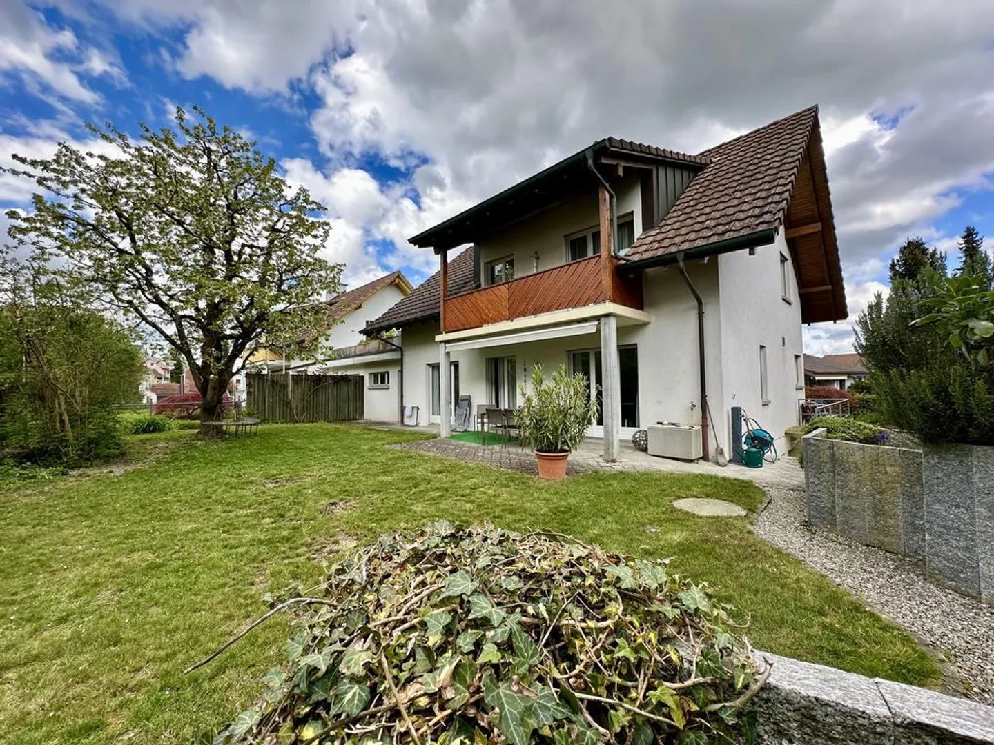 Well-maintained single-family house with garden paradise, ideal for families - Photo 1 of 12