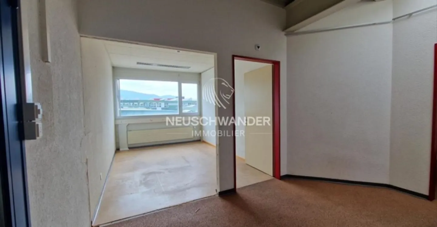 Mixed-use building for rent - Photo 4 of 8