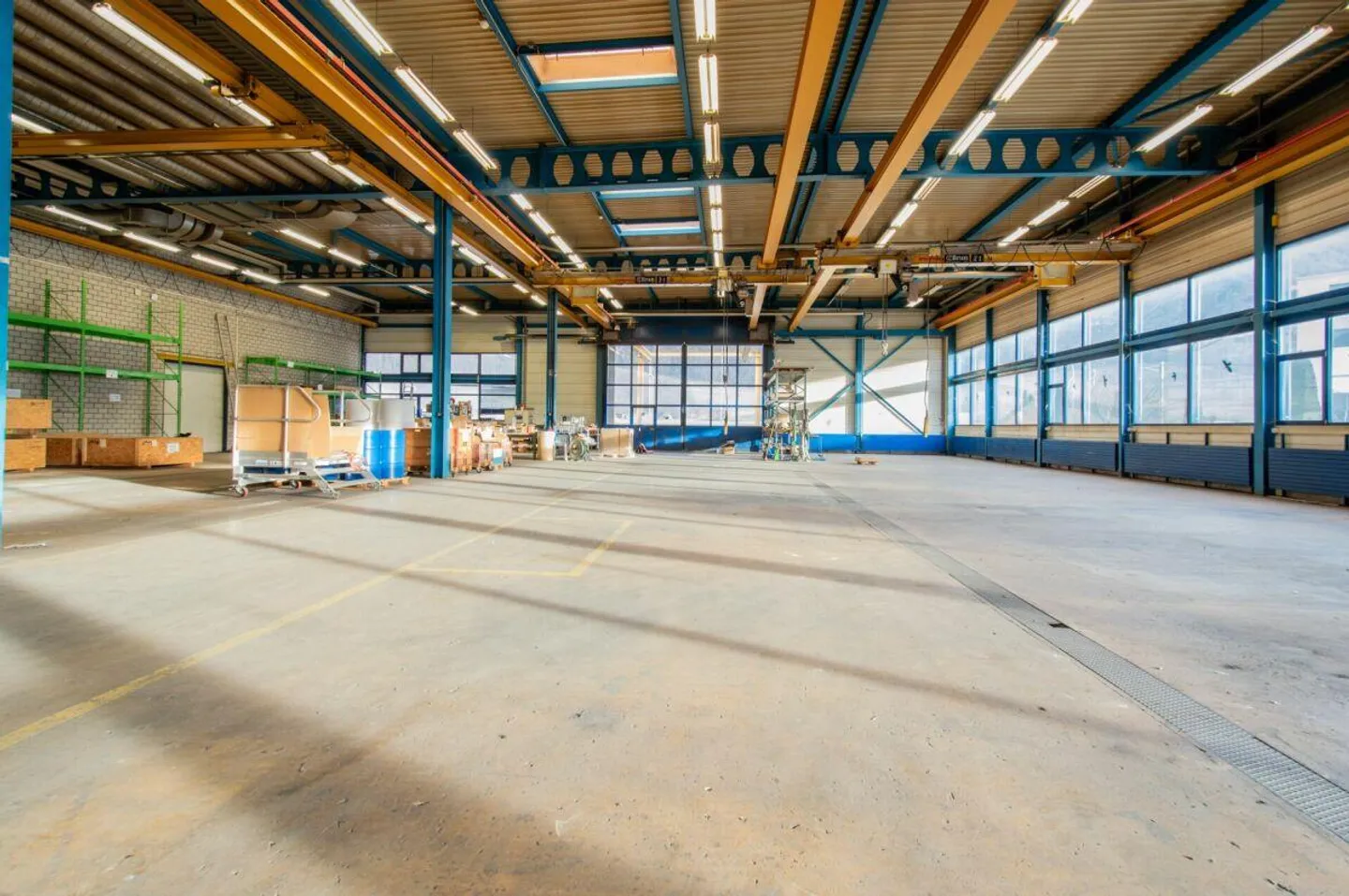 Spazio di produzione versatile con sistemi di gru a Trimmis - Foto 1 di 6