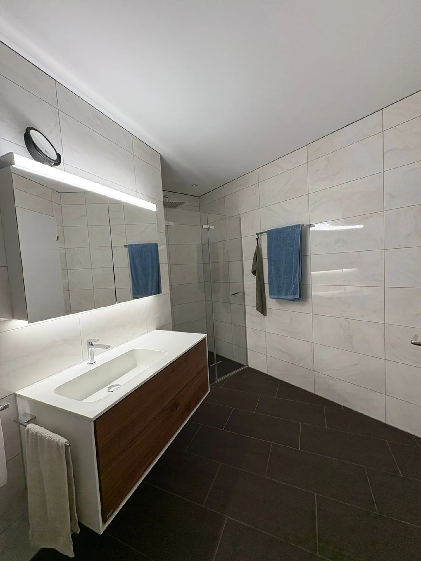 Spacious and modern 3.5 maisonette apartment with stunning views in Wallisellen - Photo 8 of 13