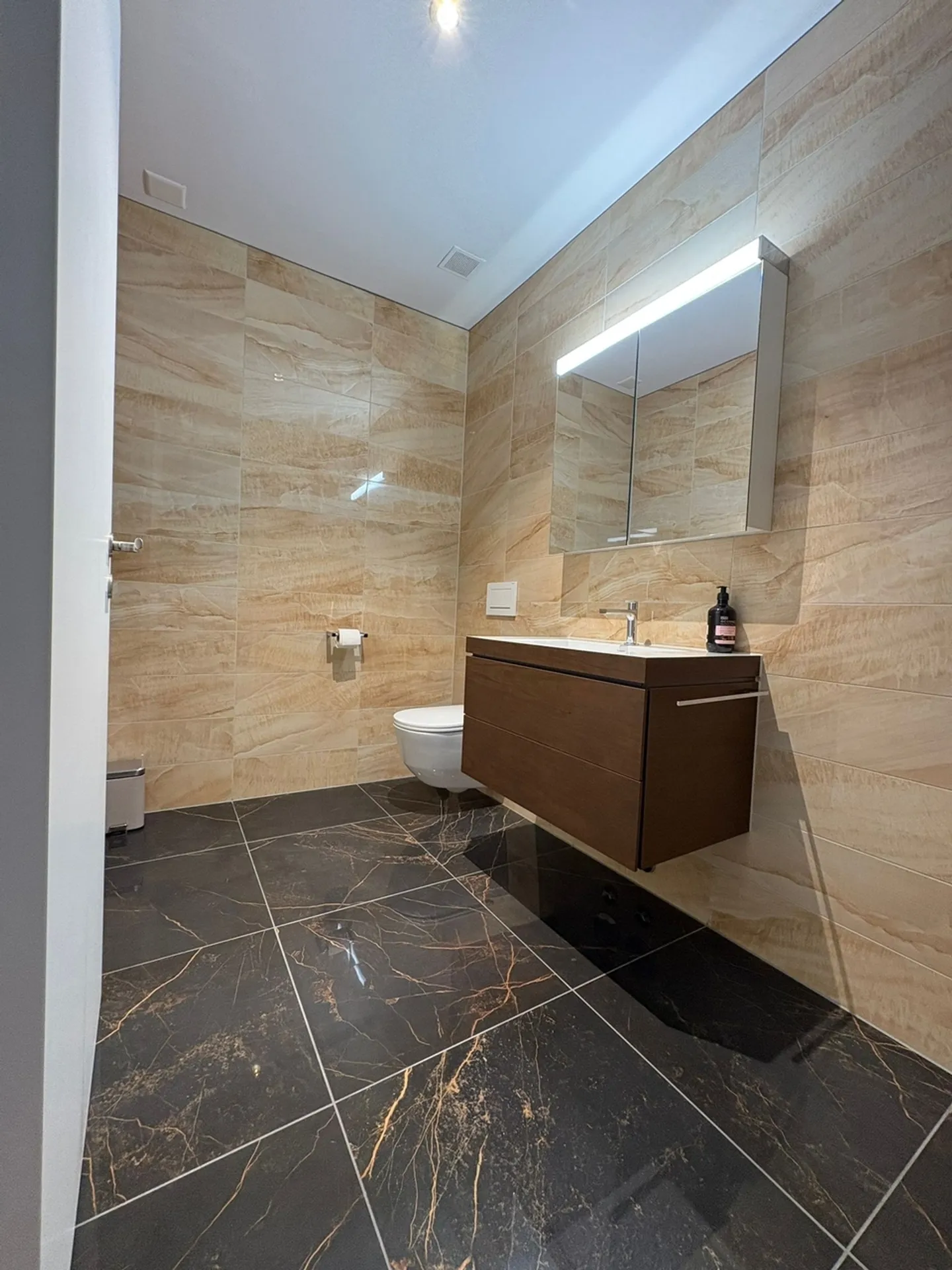 Spacious and modern 3.5 maisonette apartment with stunning views in Wallisellen - Photo 9 of 13