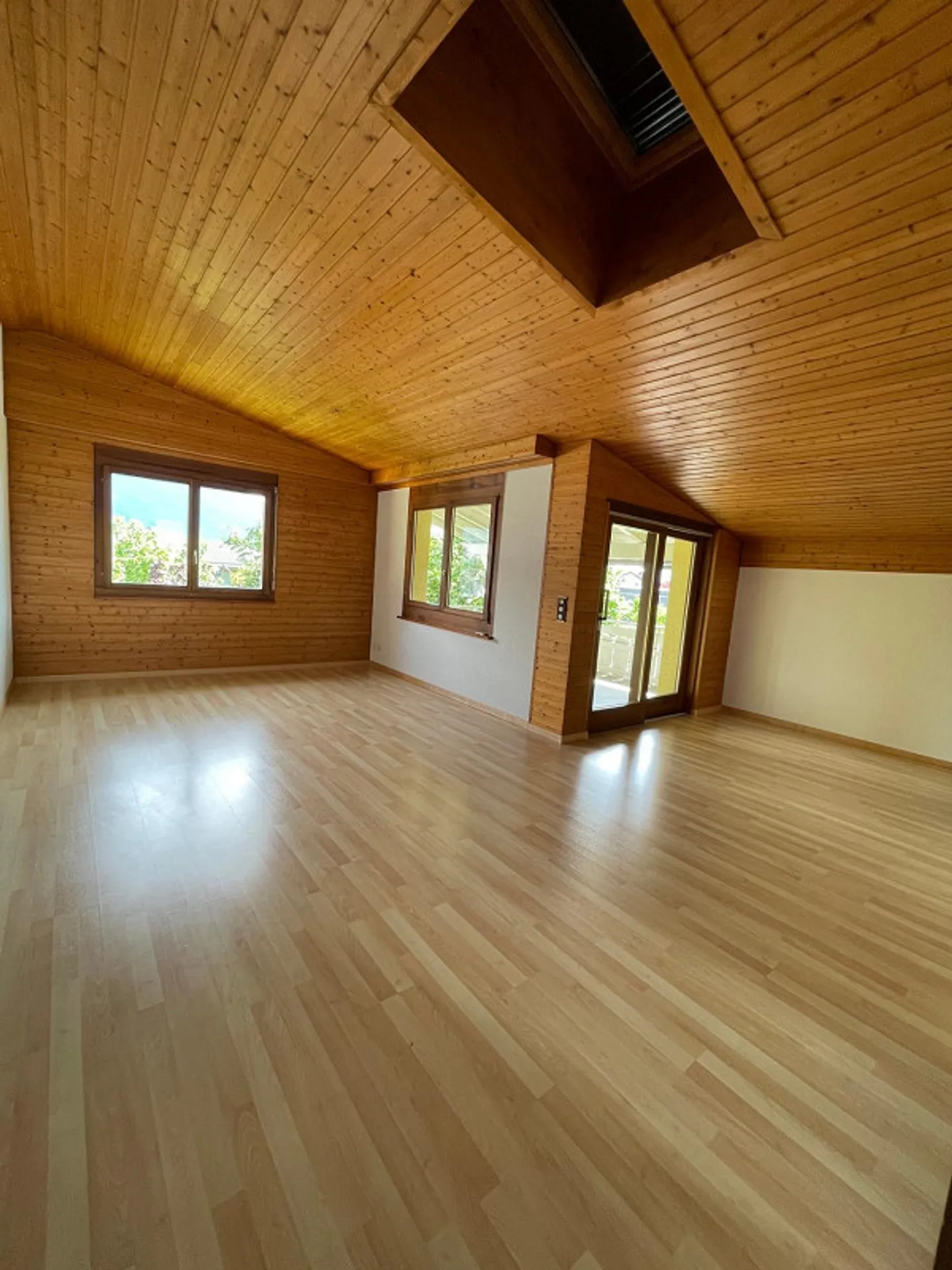 Appartement lumineux de 3,5 pièces avec grand balcon couvert - Photo 2 sur 9