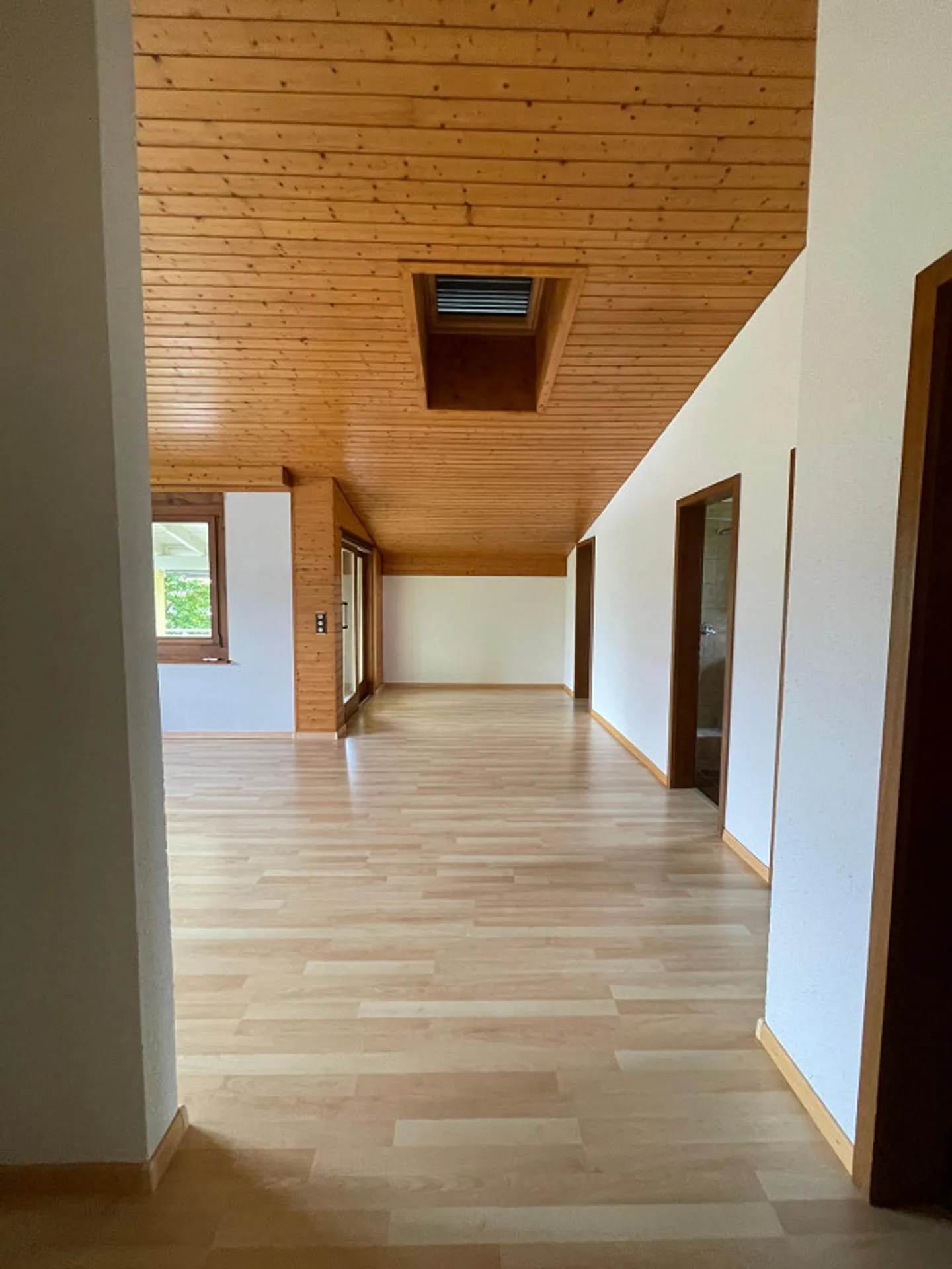 Appartement lumineux de 3,5 pièces avec grand balcon couvert - Photo 3 sur 9