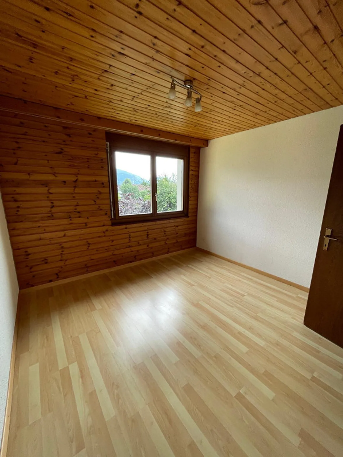 Appartement lumineux de 3,5 pièces avec grand balcon couvert - Photo 4 sur 9