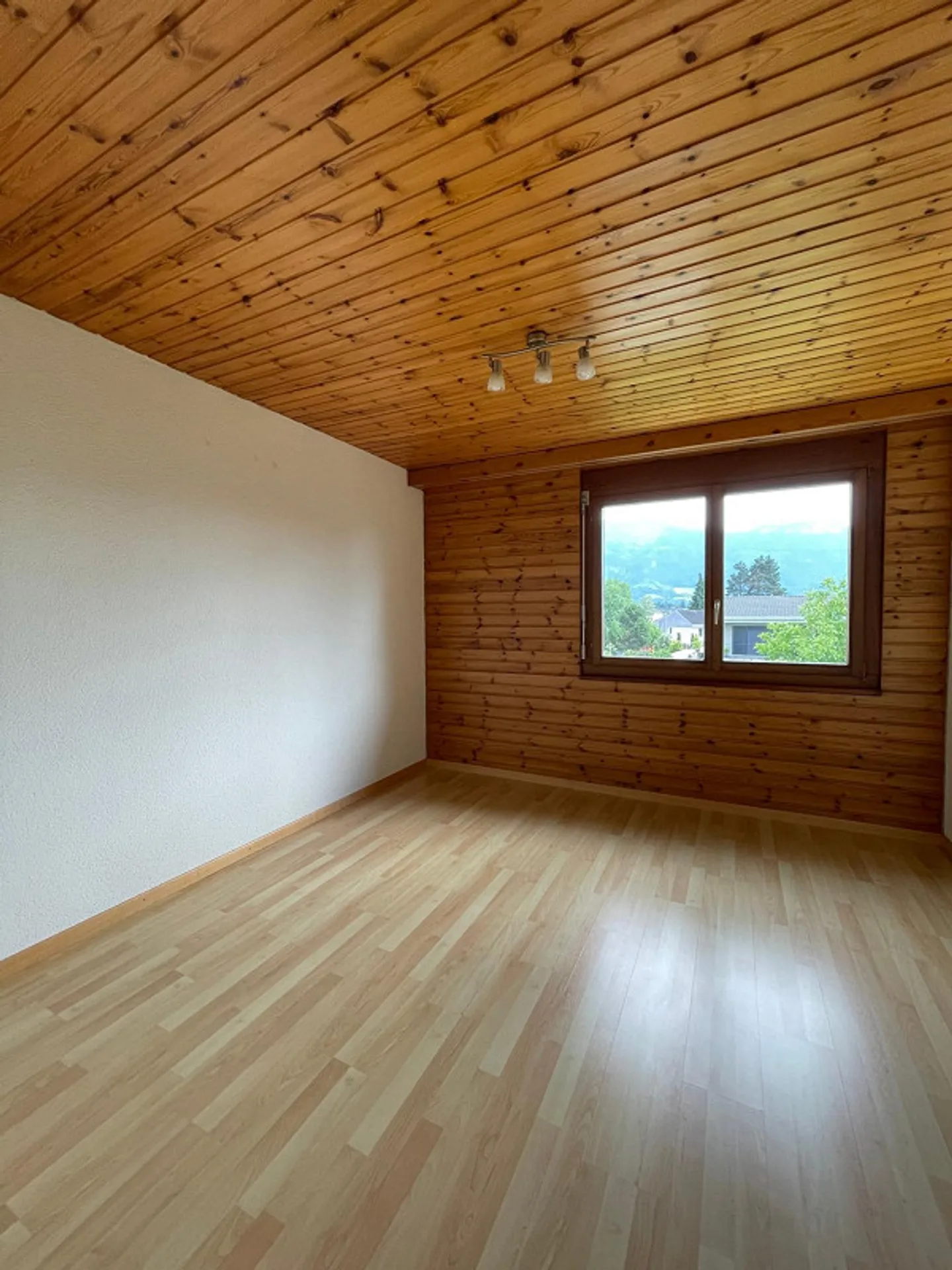 Appartement lumineux de 3,5 pièces avec grand balcon couvert - Photo 5 sur 9
