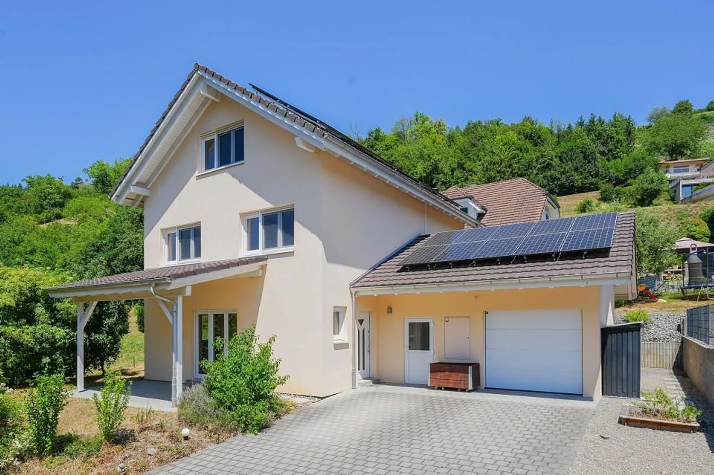 Maison individuelle spacieuse de 7,5 pièces à la limite de la zone de construction - Photo 1 sur 13