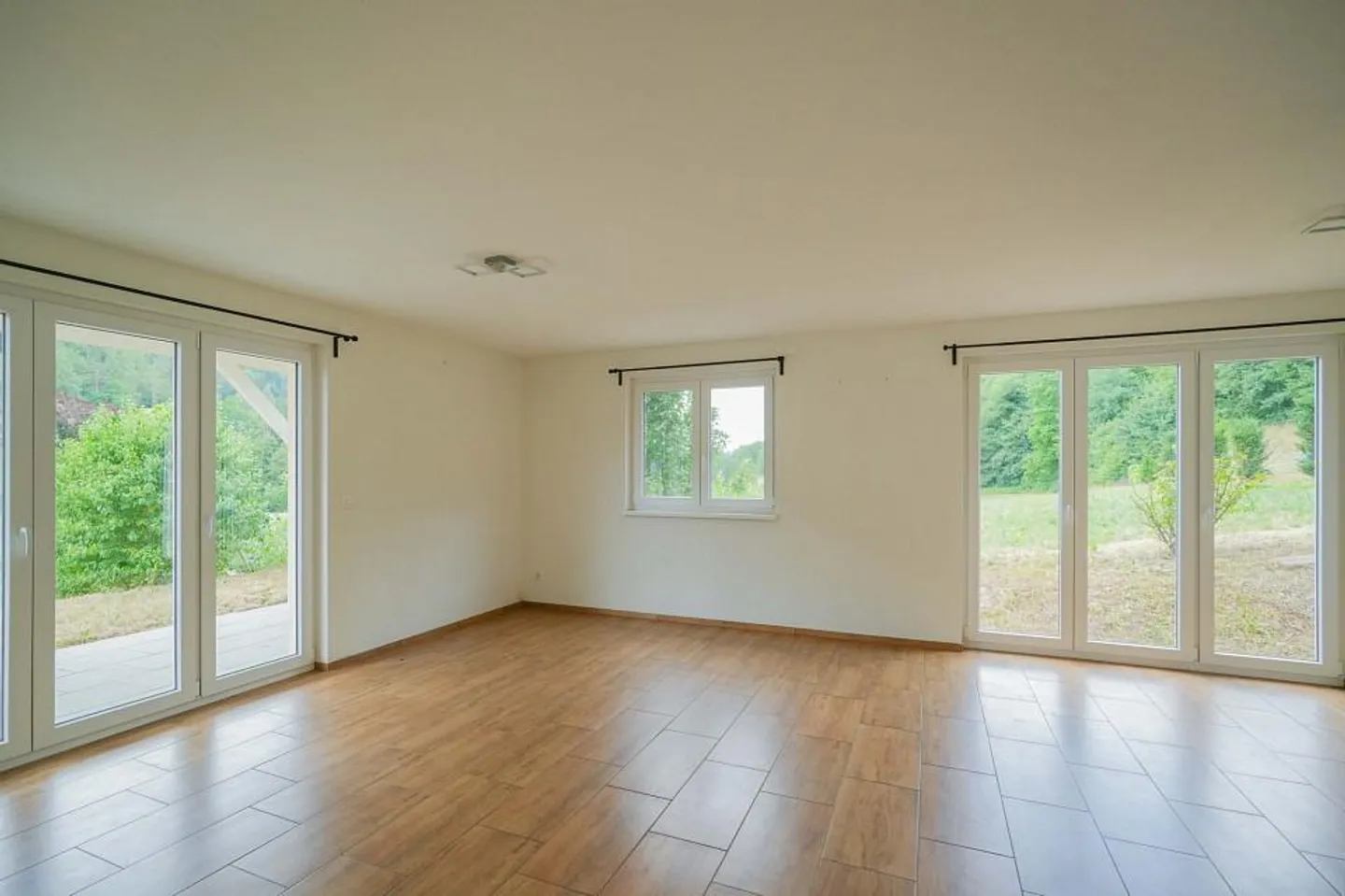 Maison individuelle spacieuse de 7,5 pièces à la limite de la zone de construction - Photo 3 sur 13